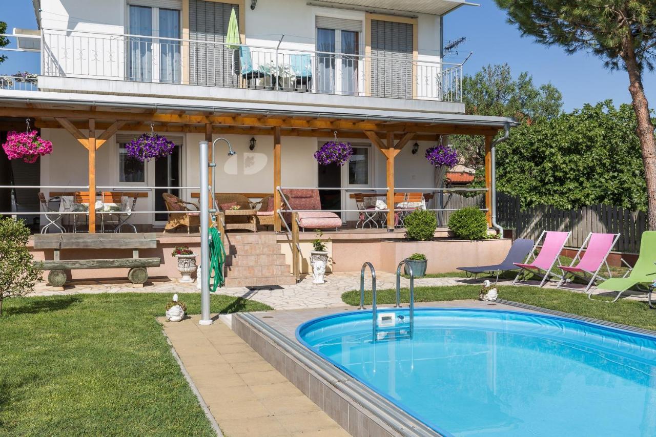Apartmán Twisting By The Private Pool *